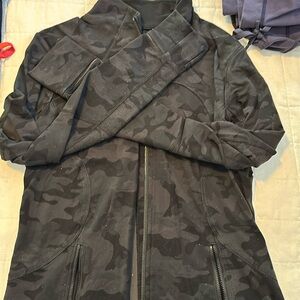 Lululemon black camouflage zip up size 8
